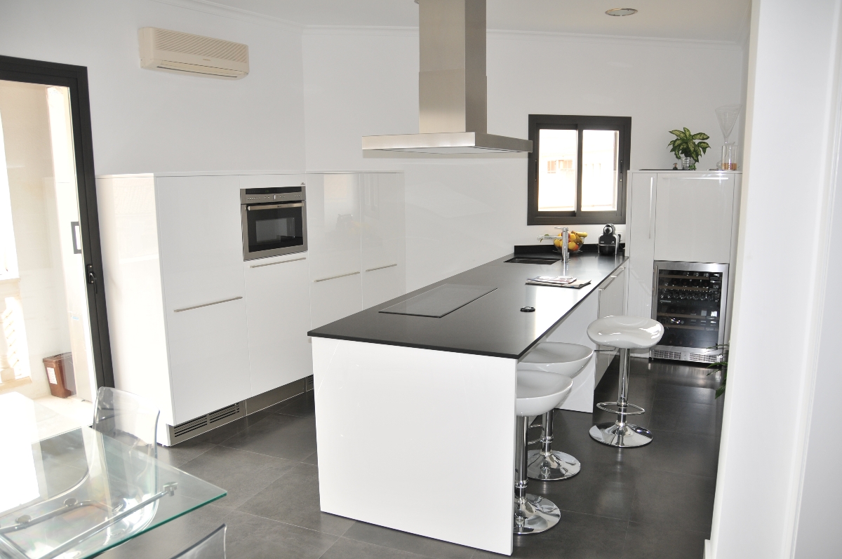 Cocina con baldosa de porcelanica de 70x70