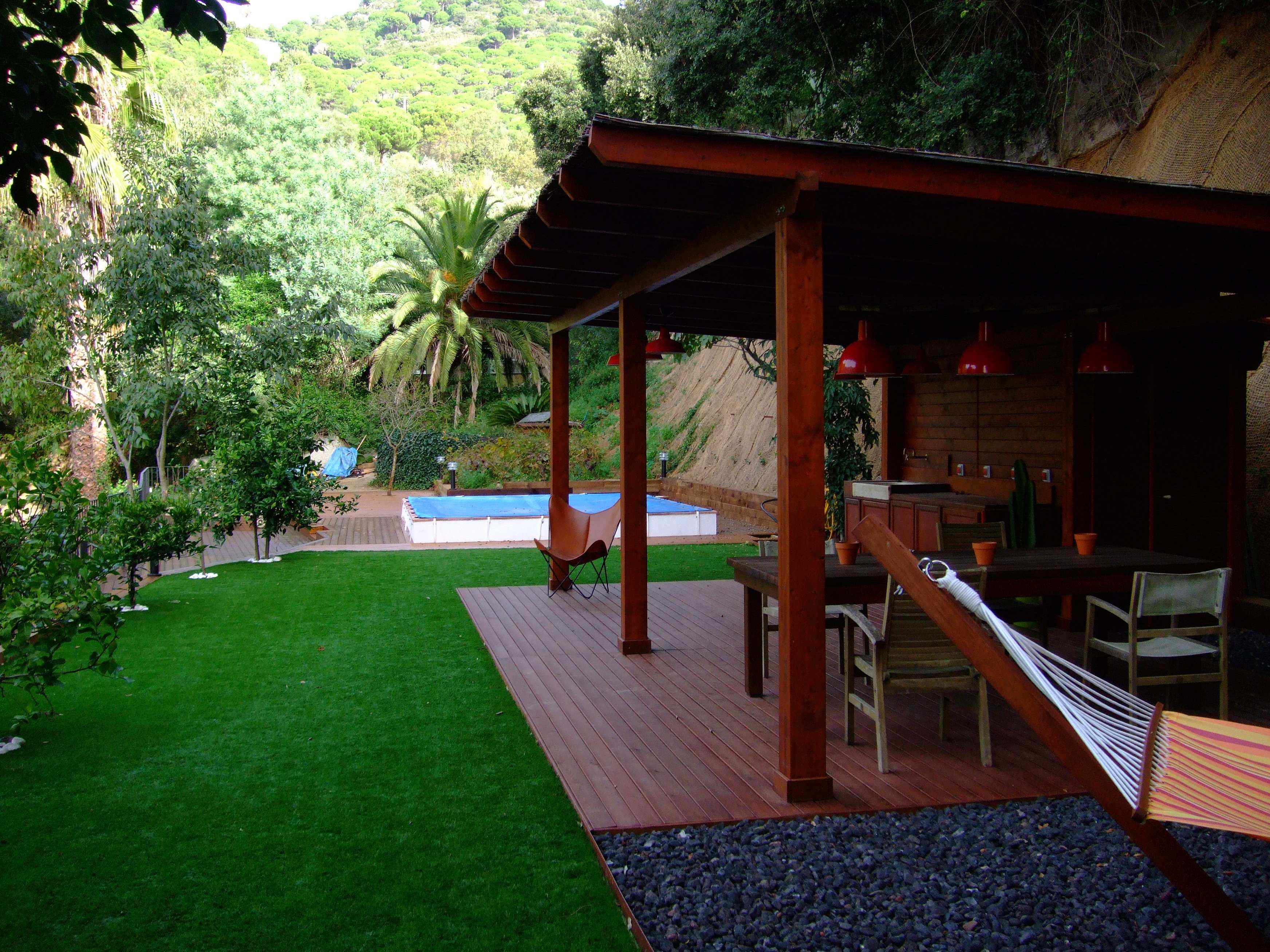 De una montaña ... una zona ajardinada con piscina incluida