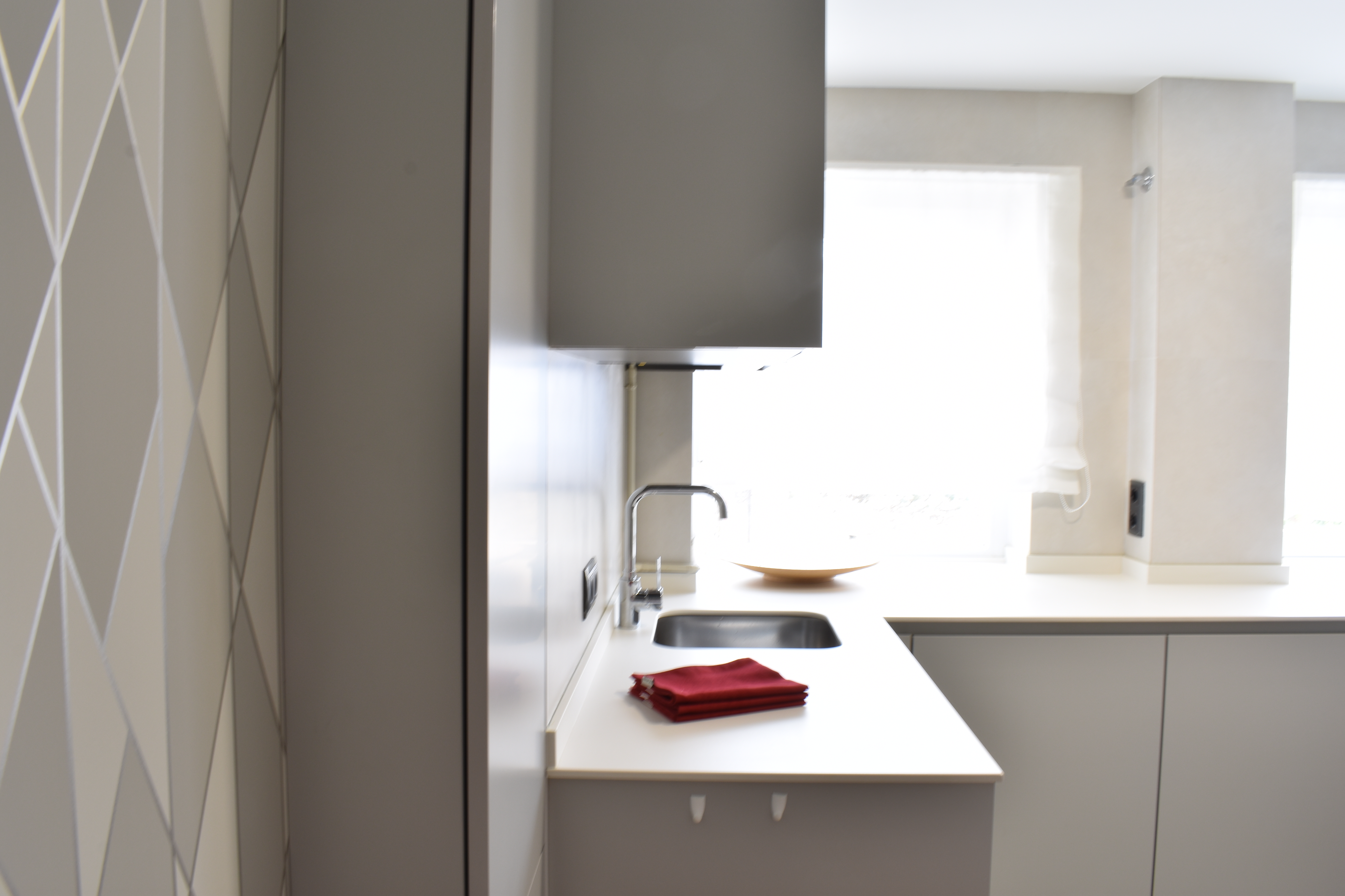 Cocina en gris y blanco