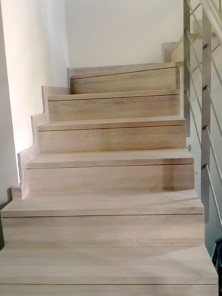 Escalera maciza de roble  aceitada en blanco.