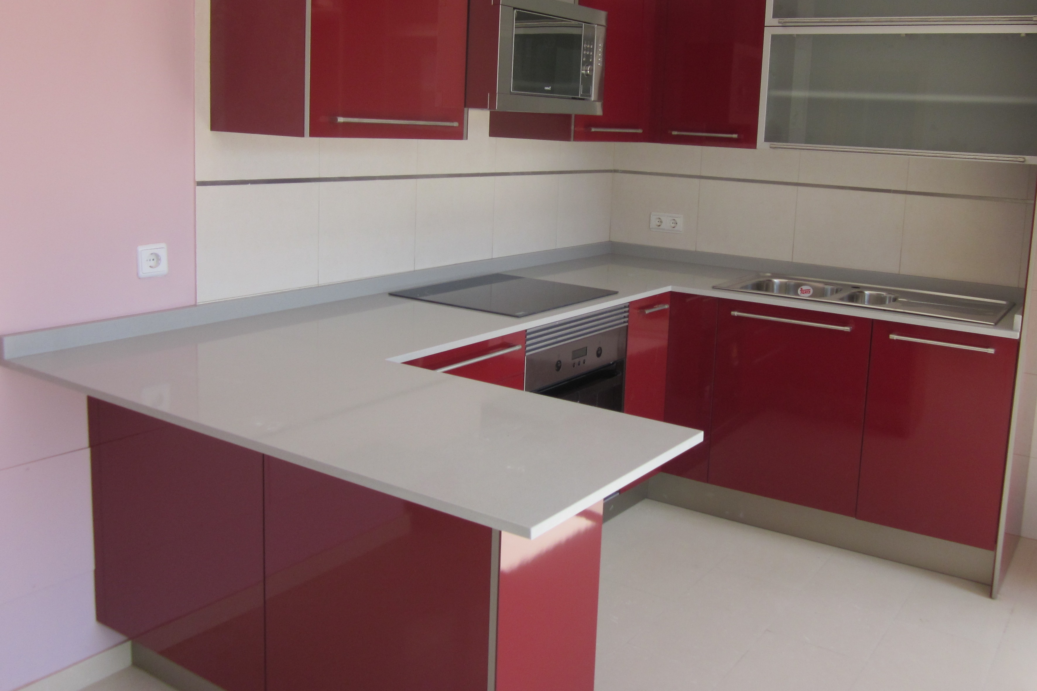 Encimera de cocina en Compac ceniza.