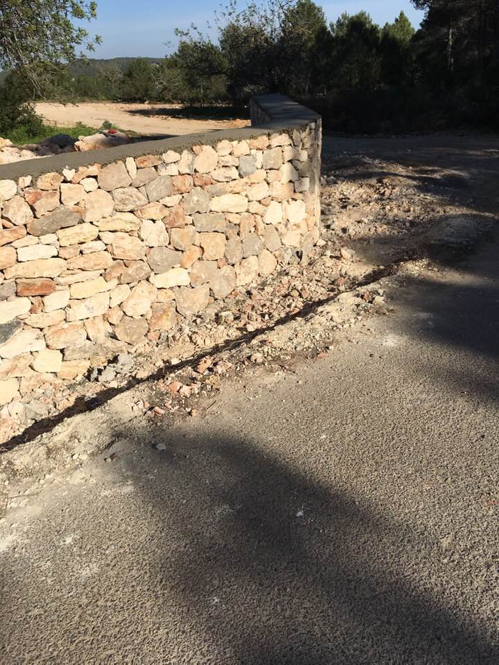 CONSTRUIR PARED DE PIEDRA NATURA .
