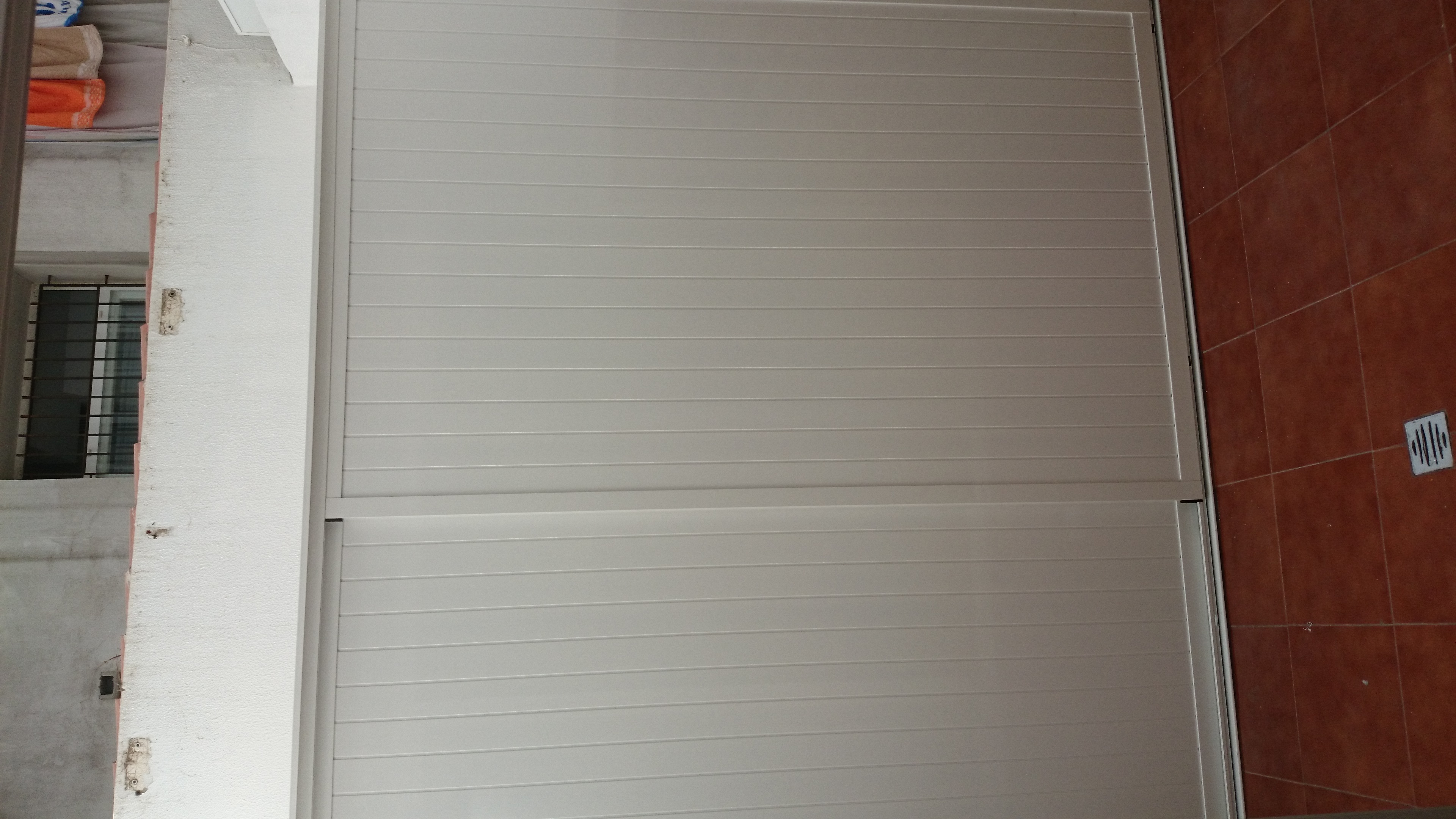 Frontal de armario de duelas con puertas correderas