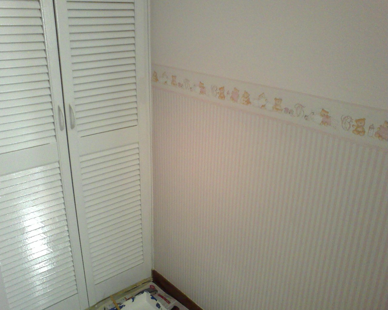habitacion infantil color violeta con cenefa de papel decorativo