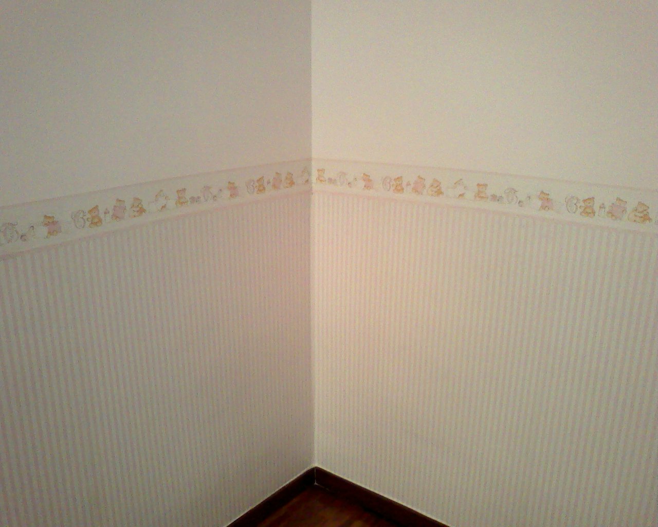 habitacion infantil en color con cenefa de papel decorativa