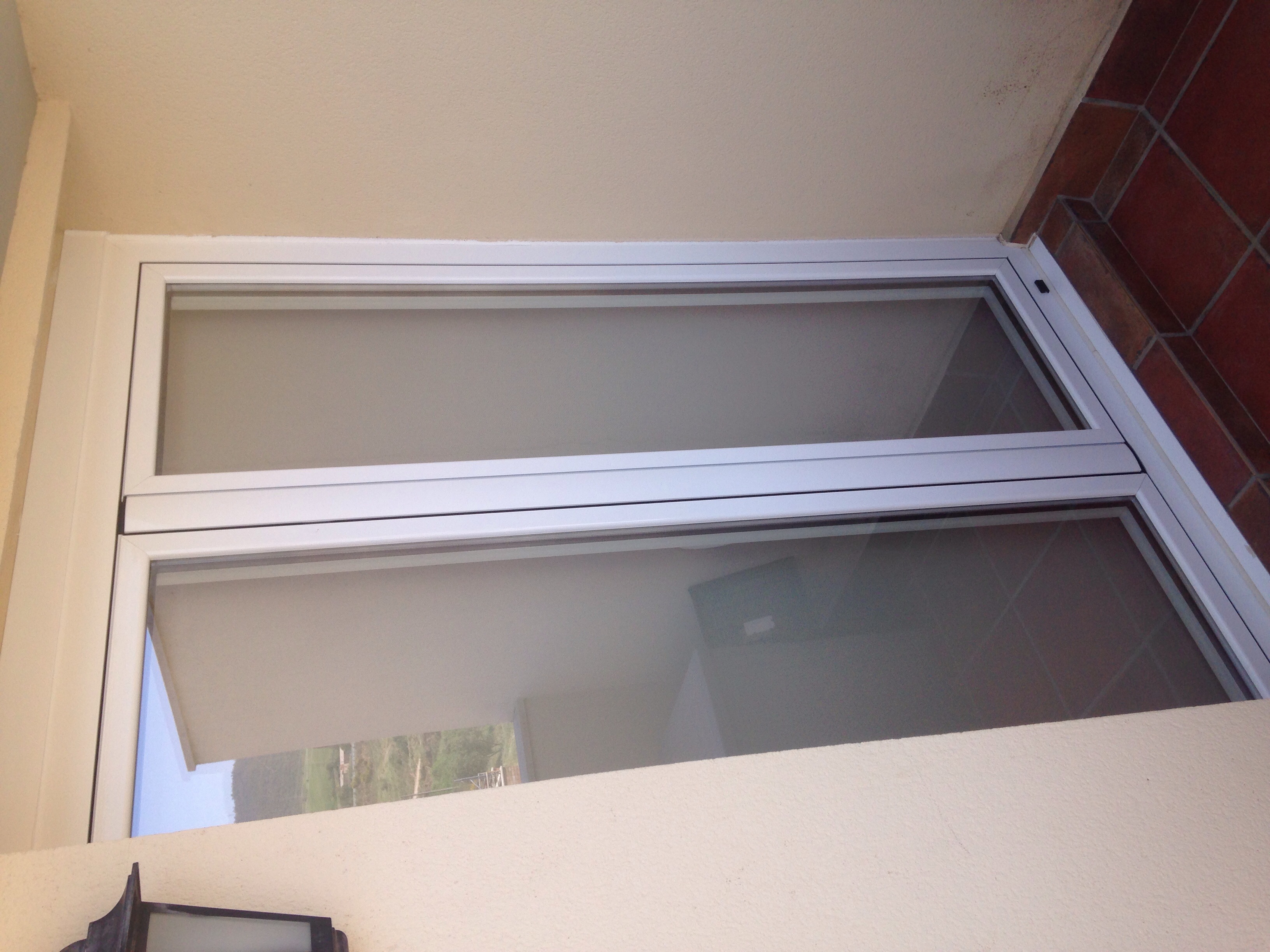 Vista exterior ventana Rpt blanca con vidrio Guardian Sun