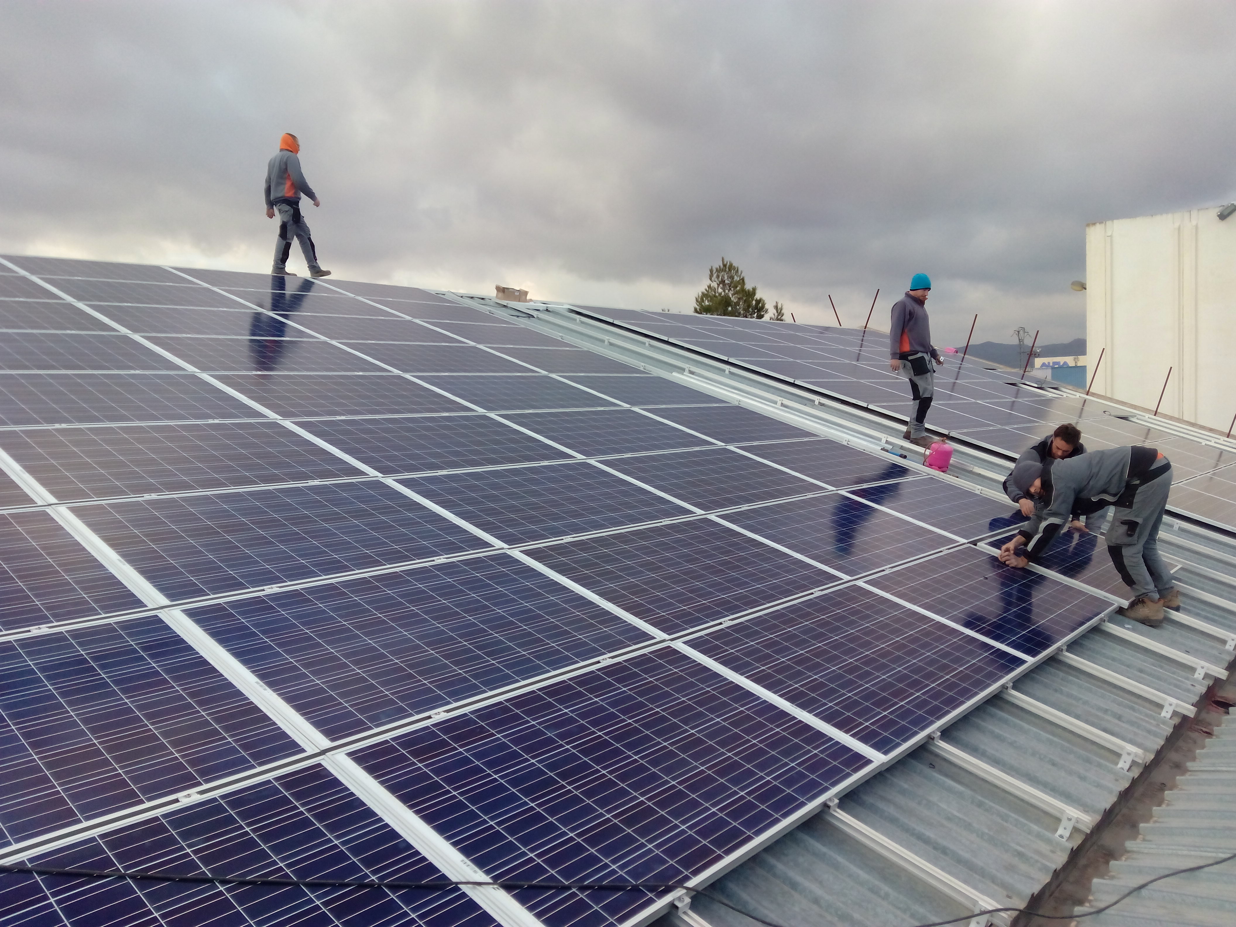 Insalación para autoconsumo solar en nave industrial para congelados.