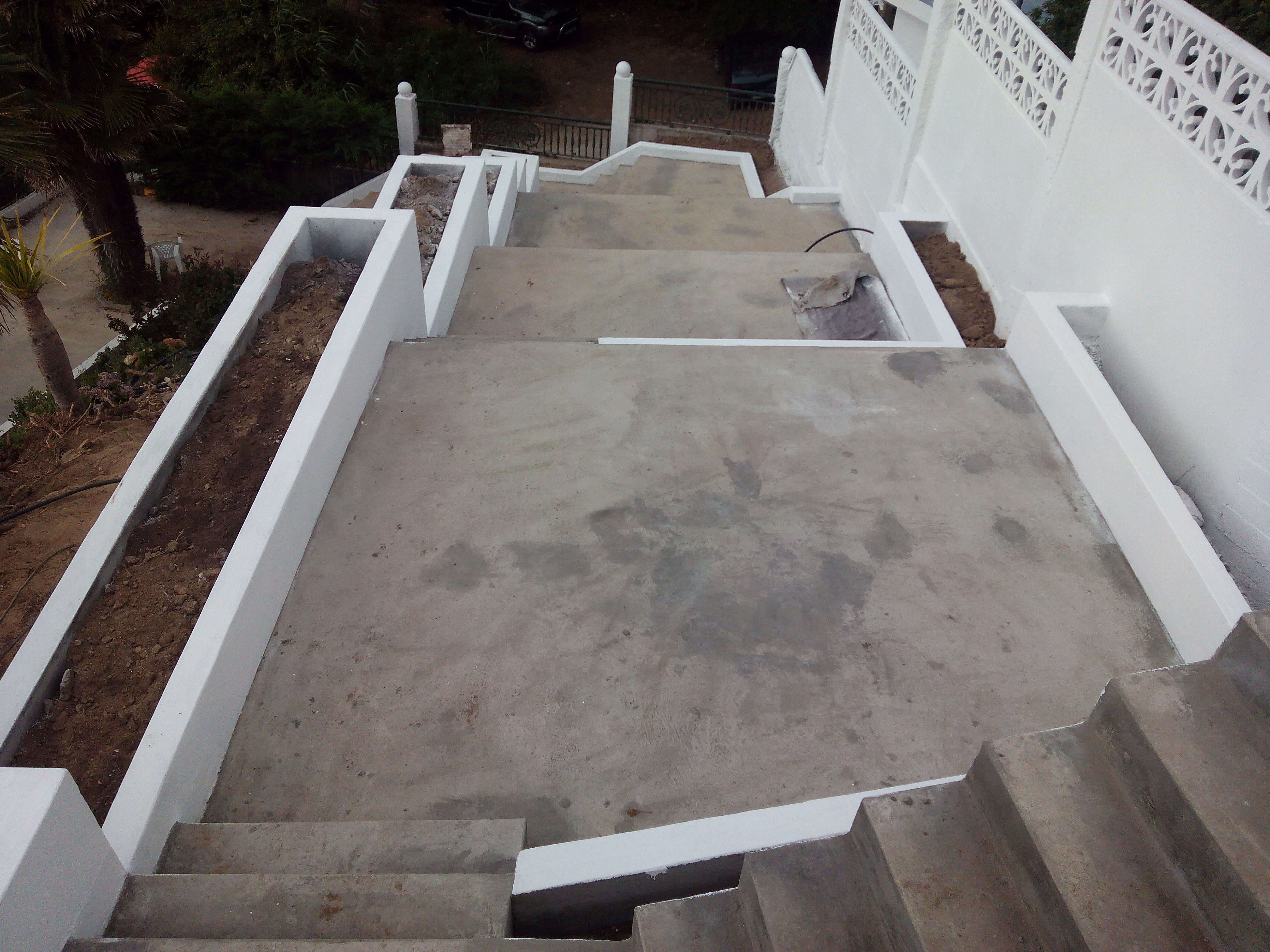 Escaleras y jardineras hormigón 