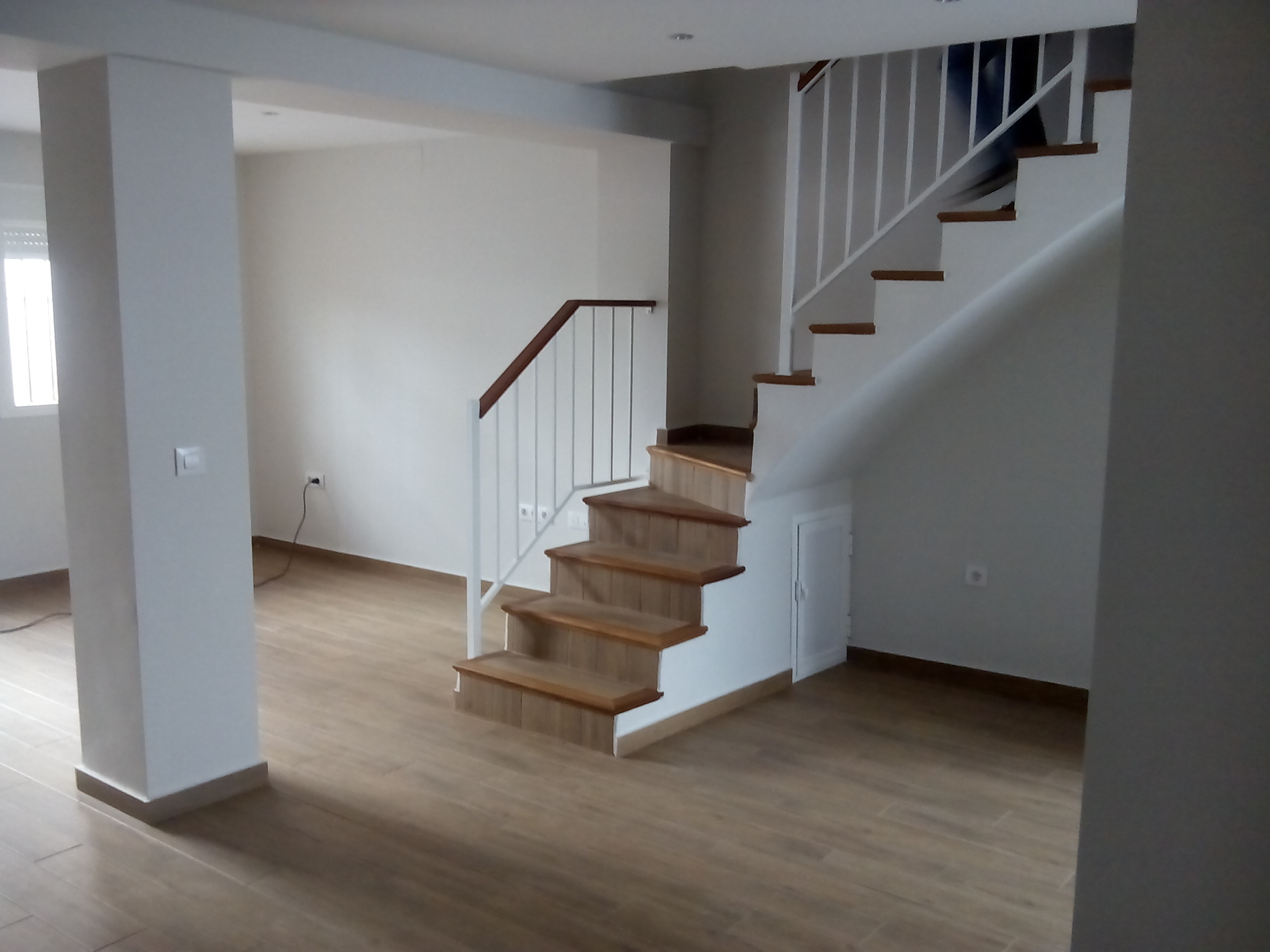 Revestimiento de escaleracon acabado de madera