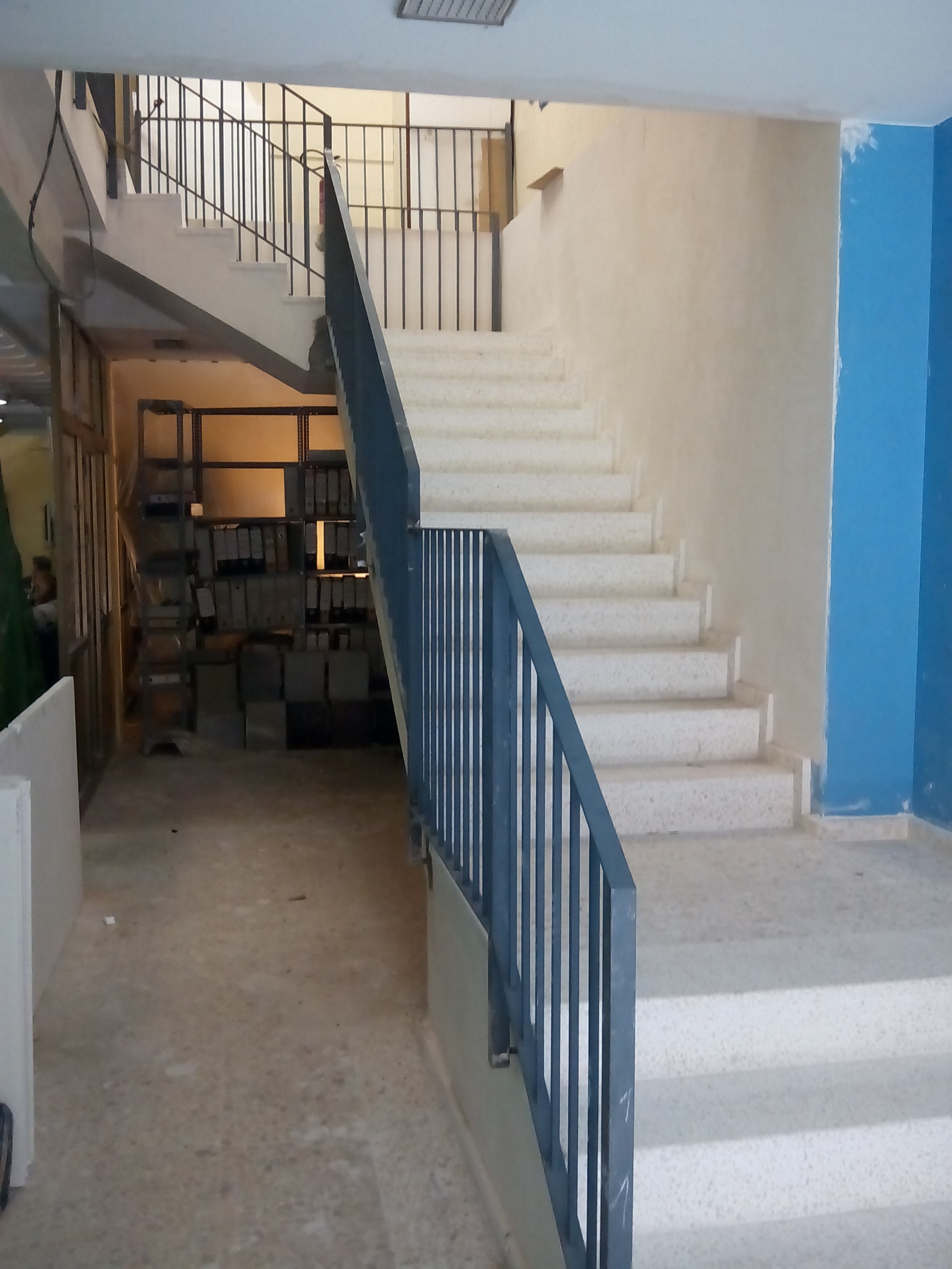 Ejecución de escalera en local comercial