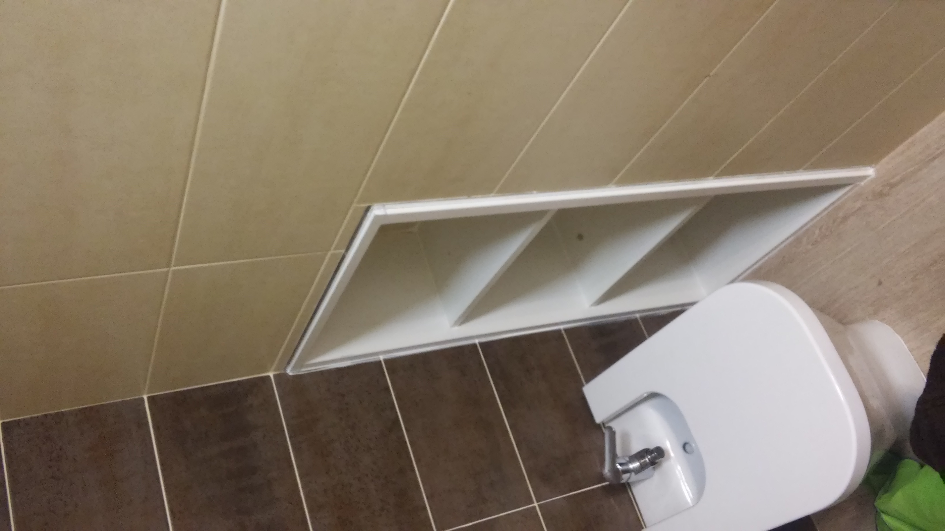 Estantería en hueco de baño
