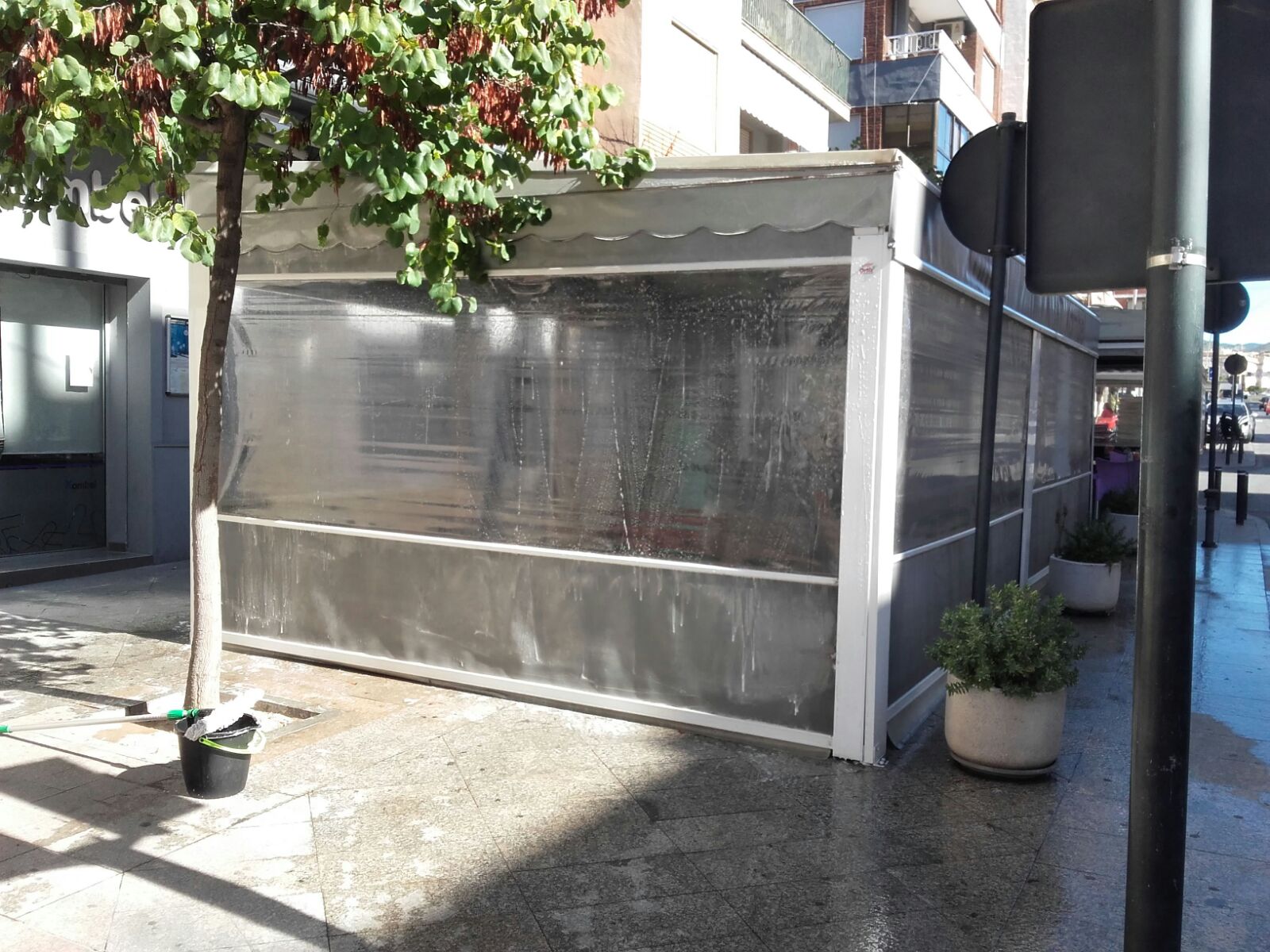 Limpieza de una carpa de un restarurante