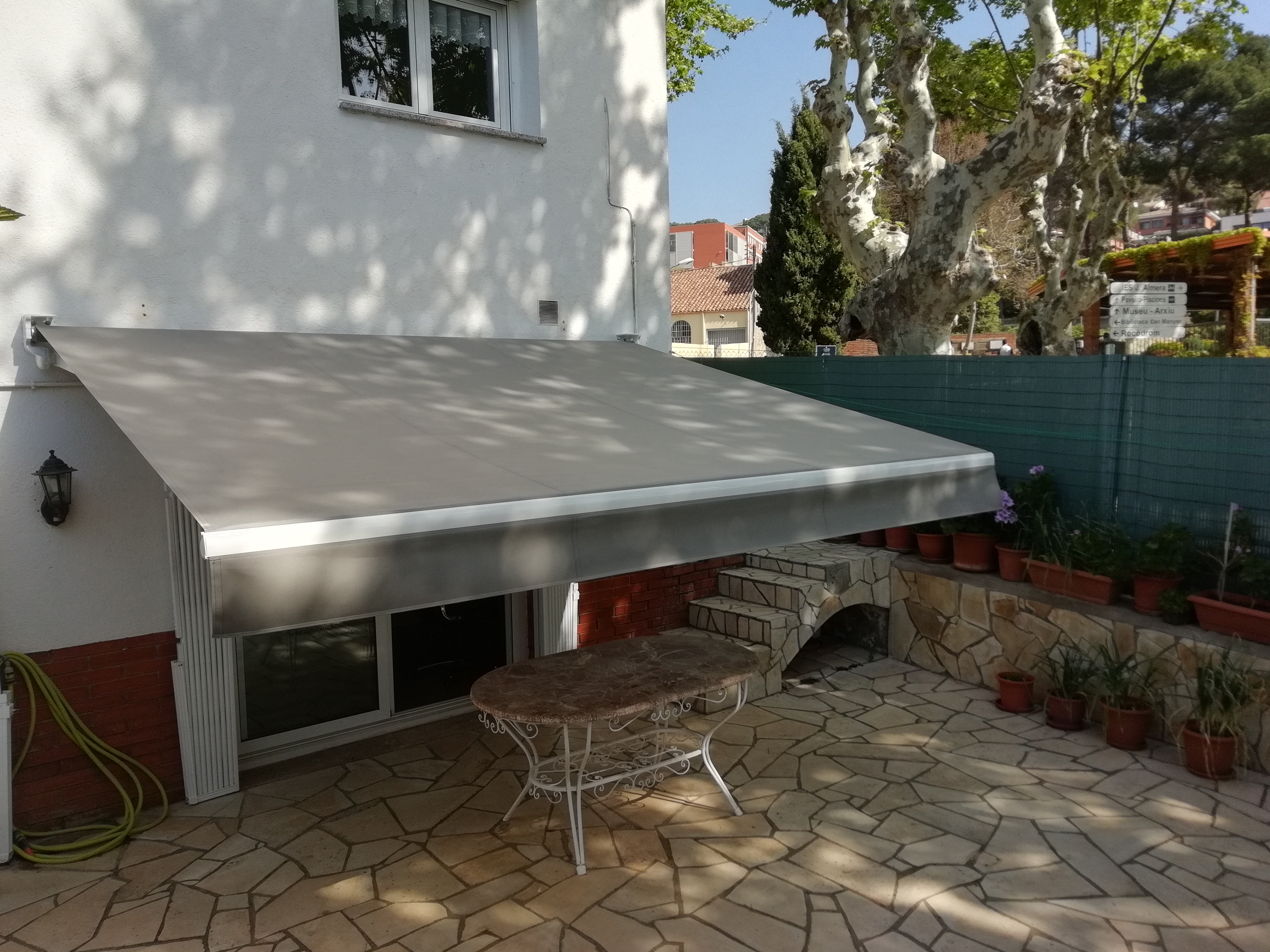 Toldo brazo invisible para terraza