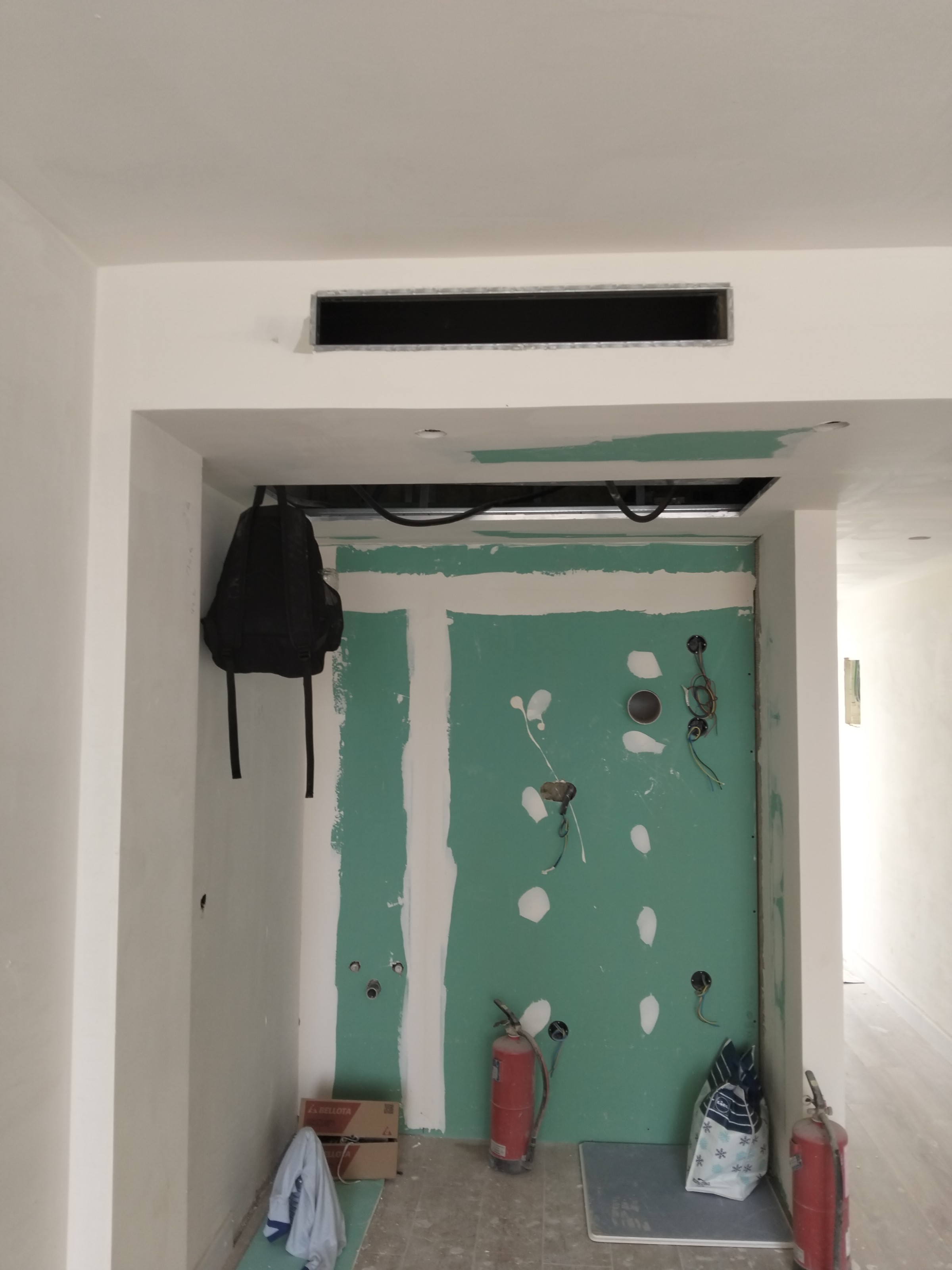 Falso techo con paredes cubiertas de Pladur y un cajón para instalación de aíre