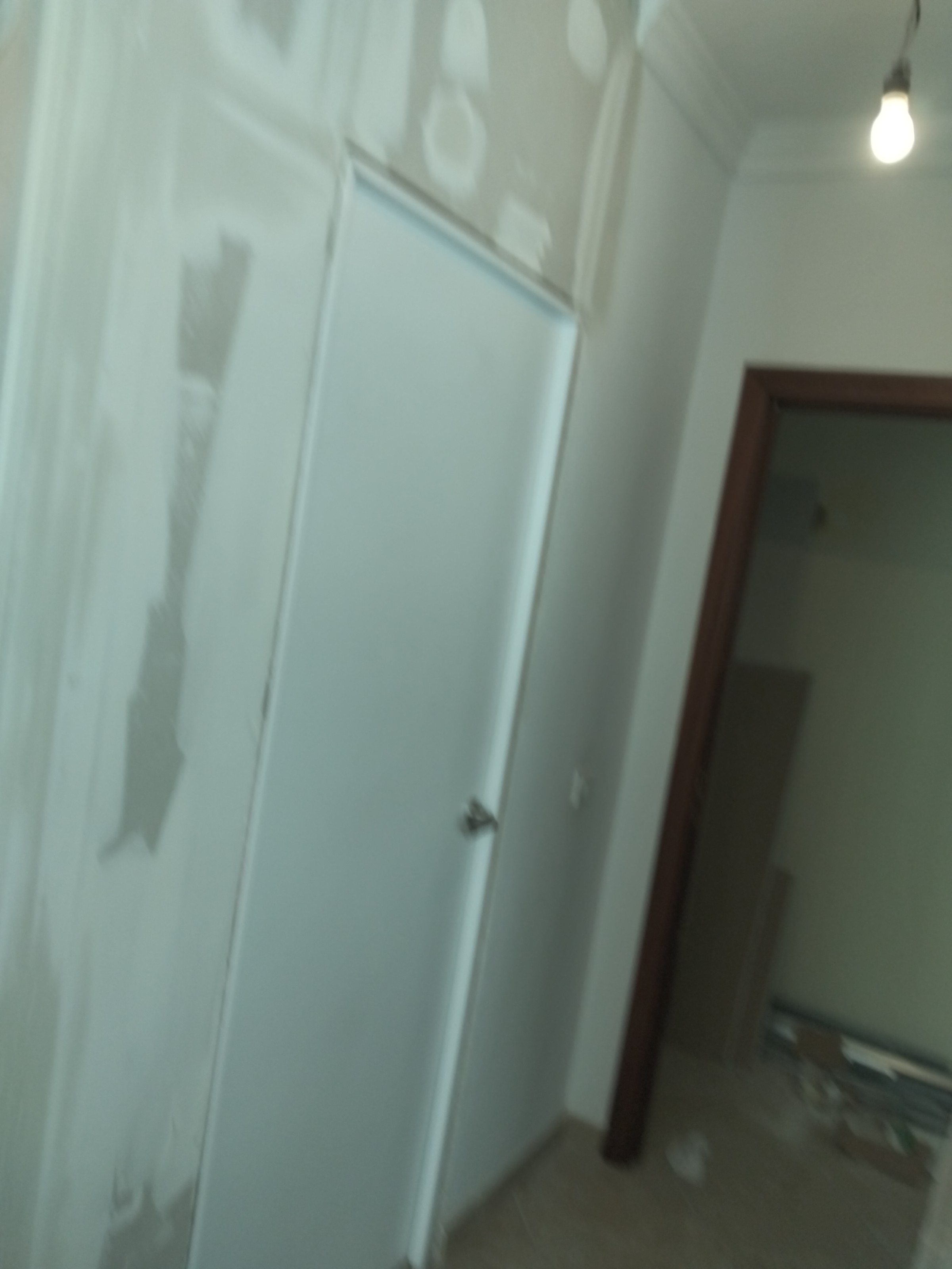 División con instalación de puerta