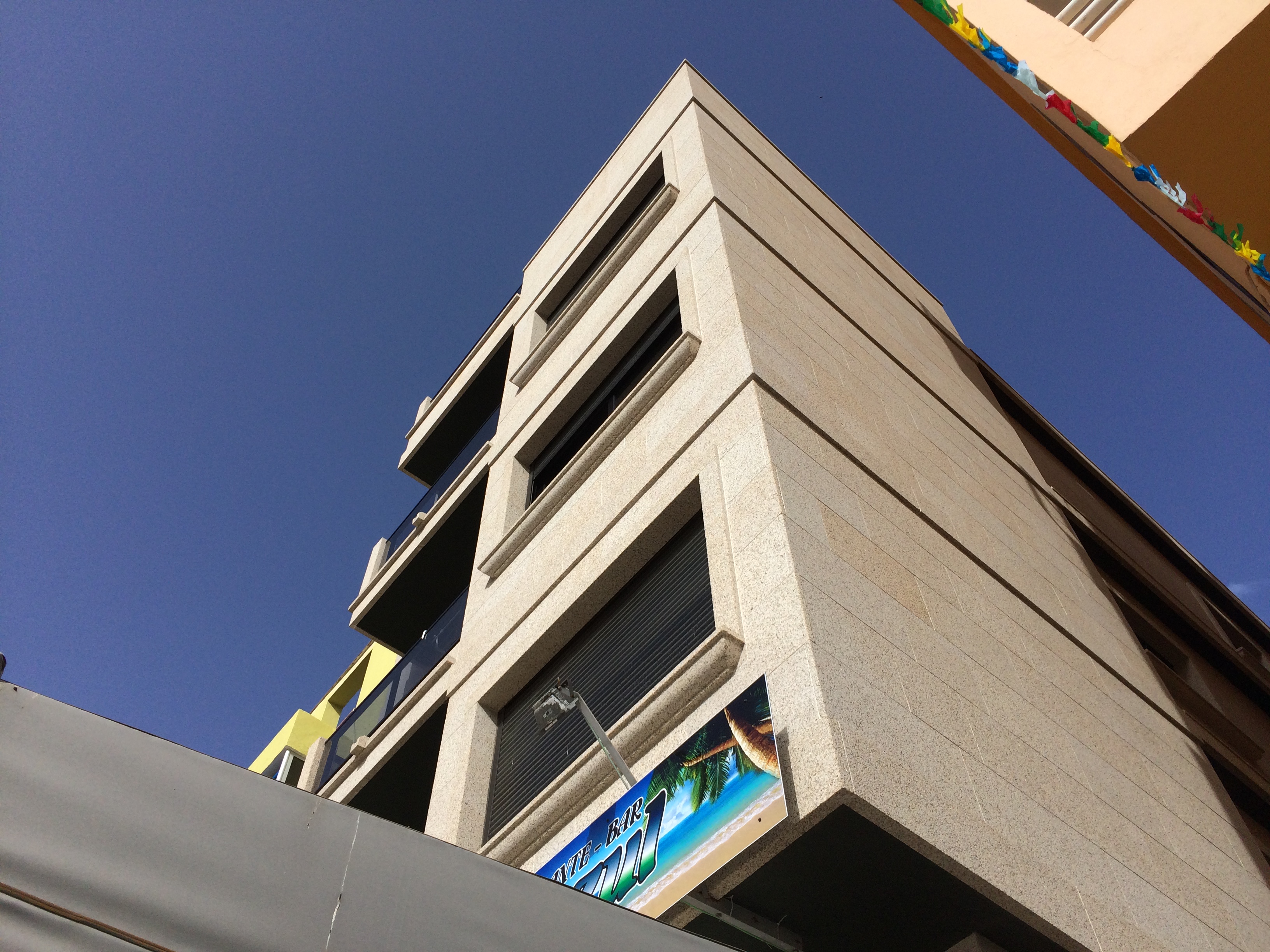 Edificio de 3 viviendas y local
