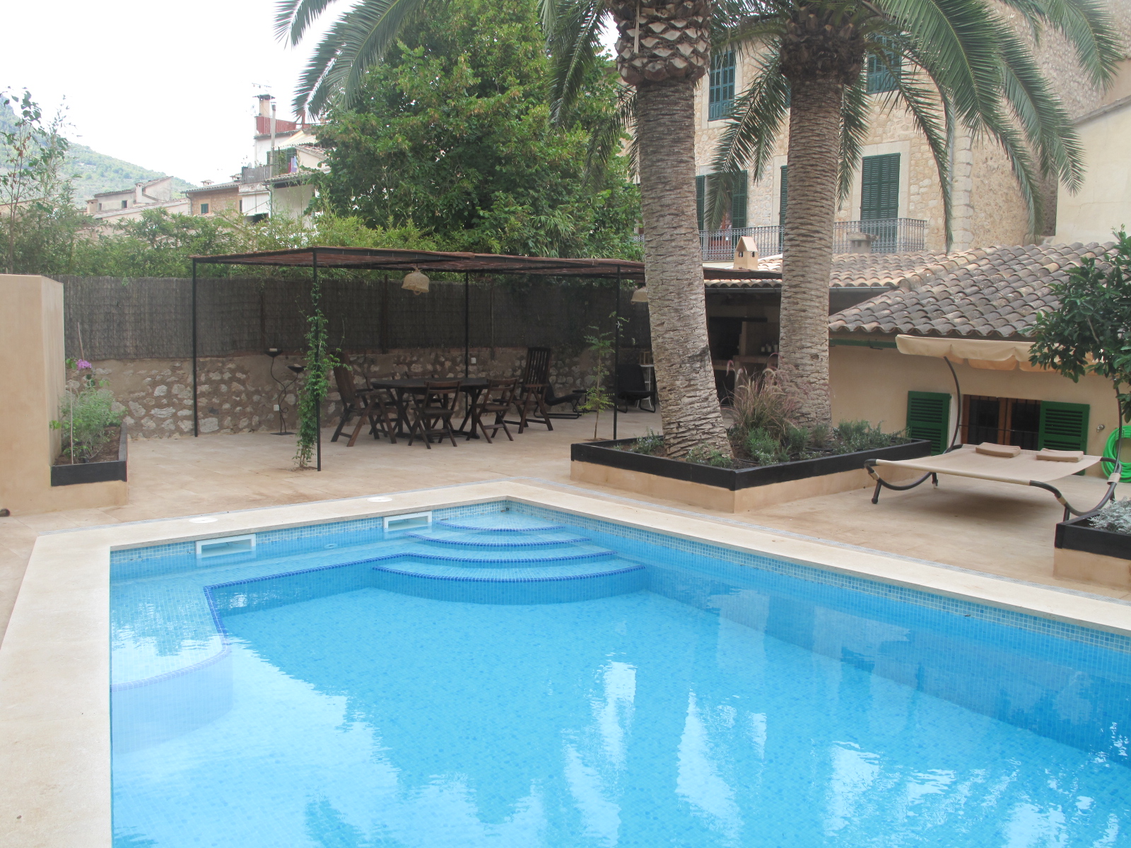 Piscina y jardín