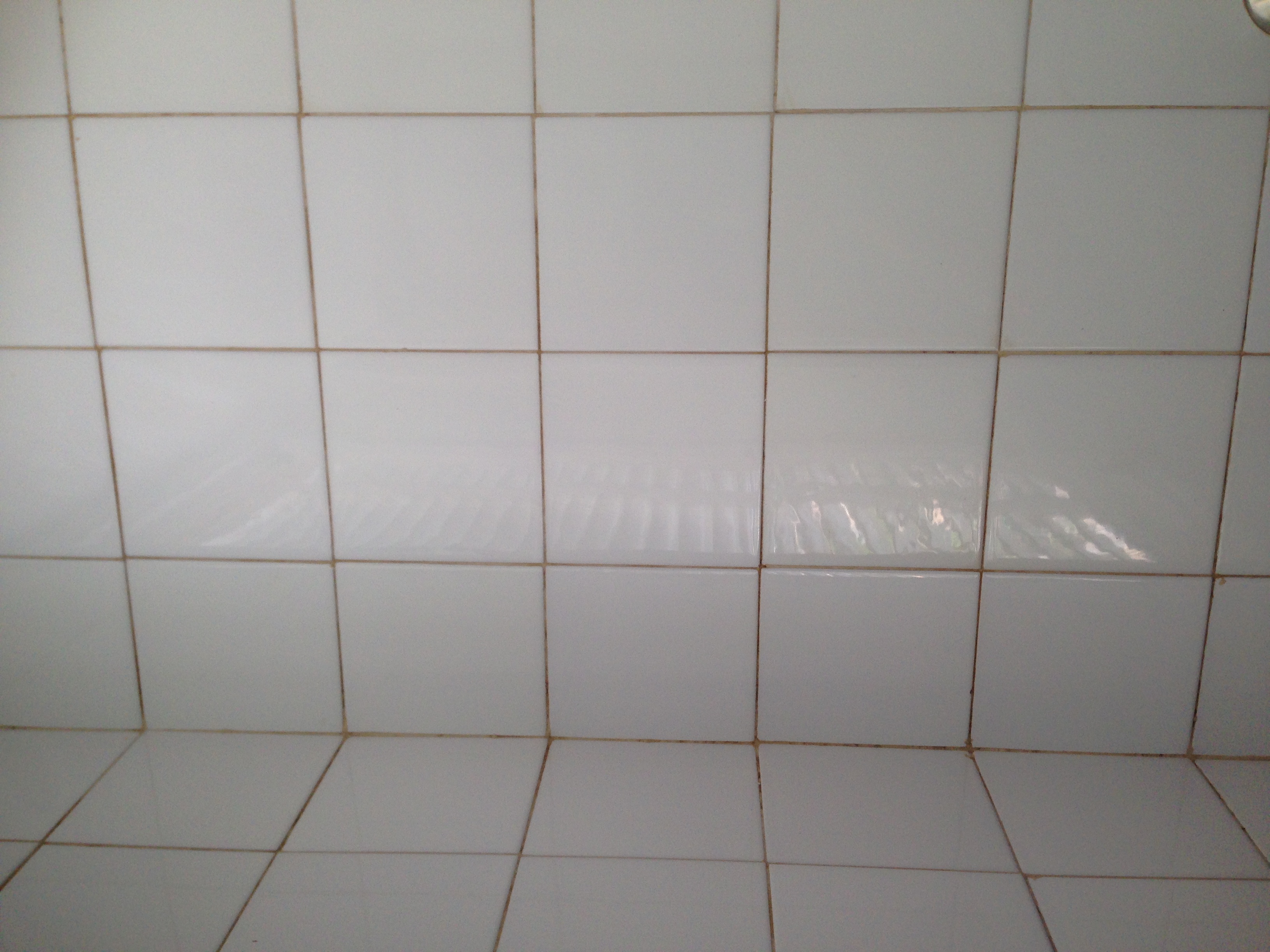 Azulejos detrás de la nevera