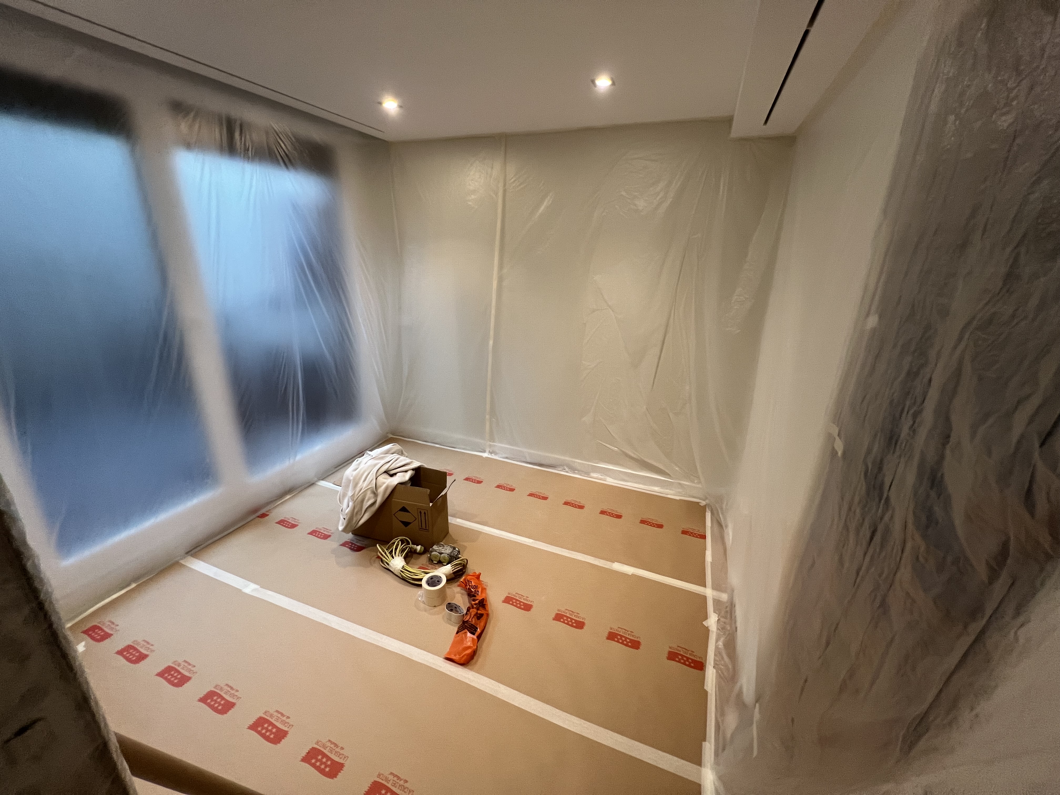 Protección de suelo y paredes para lavar muebles