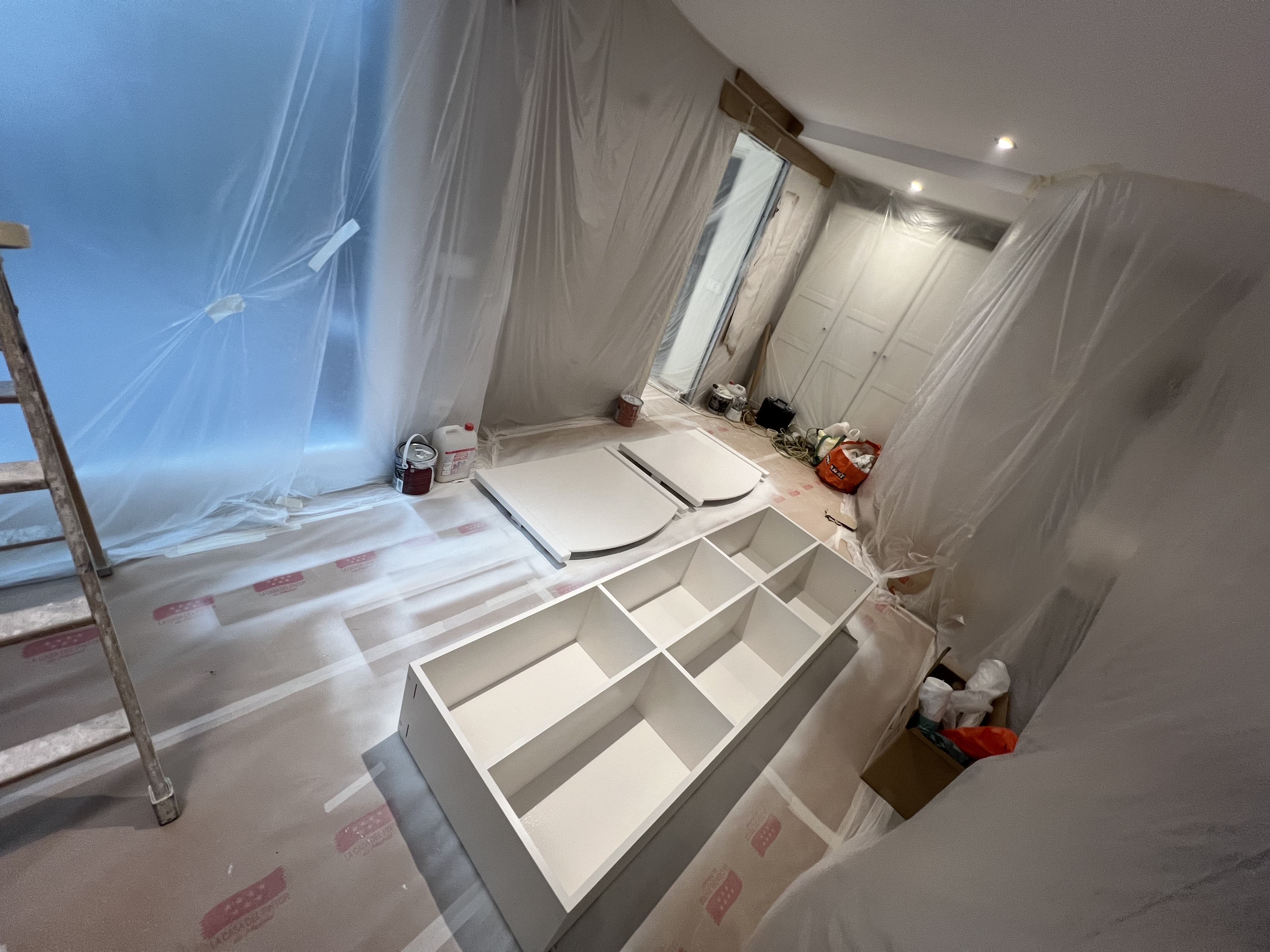 Mueble desmontado y lacado