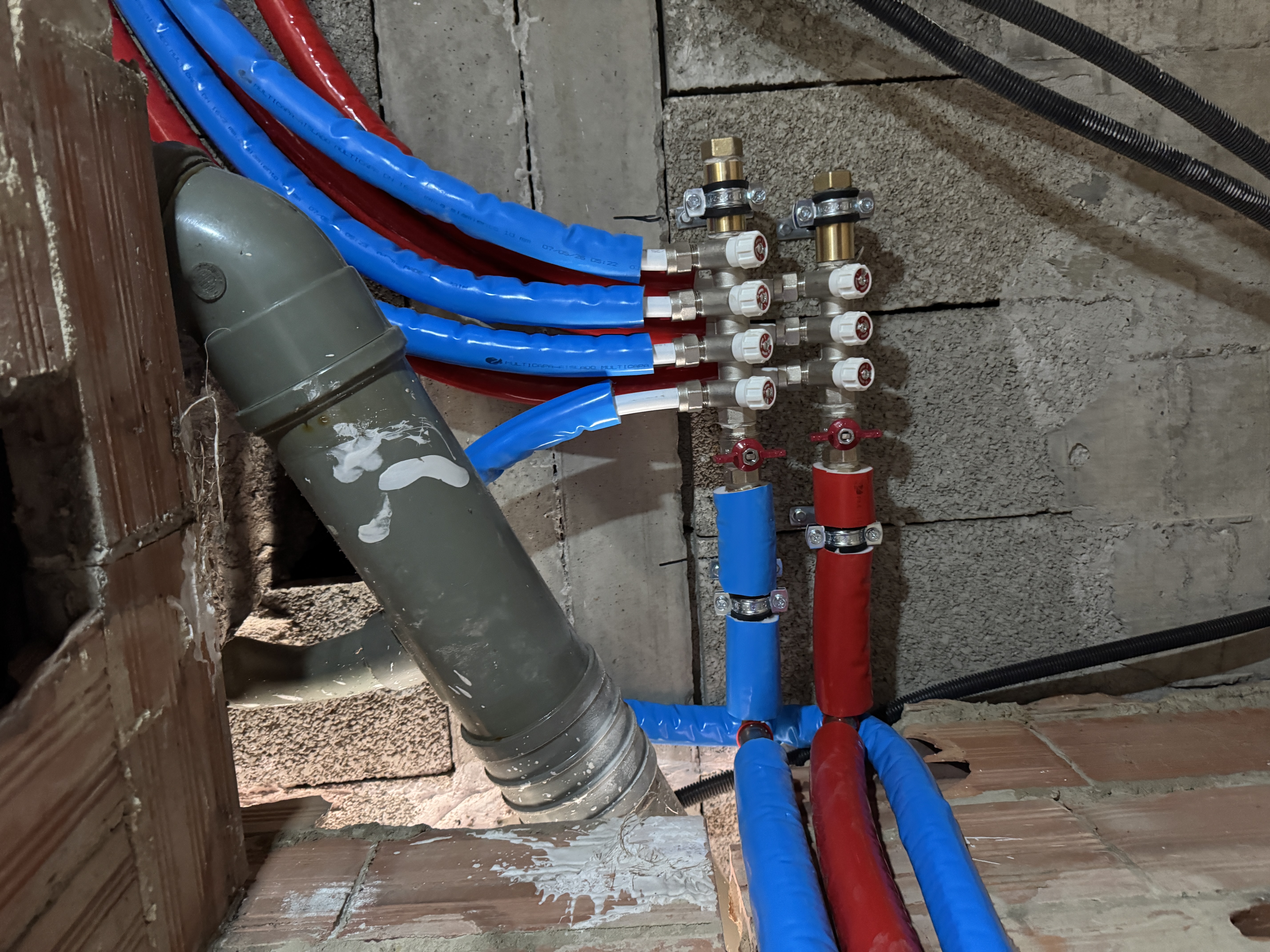 Instalación de tuberías de agua fría y caliente en reforma