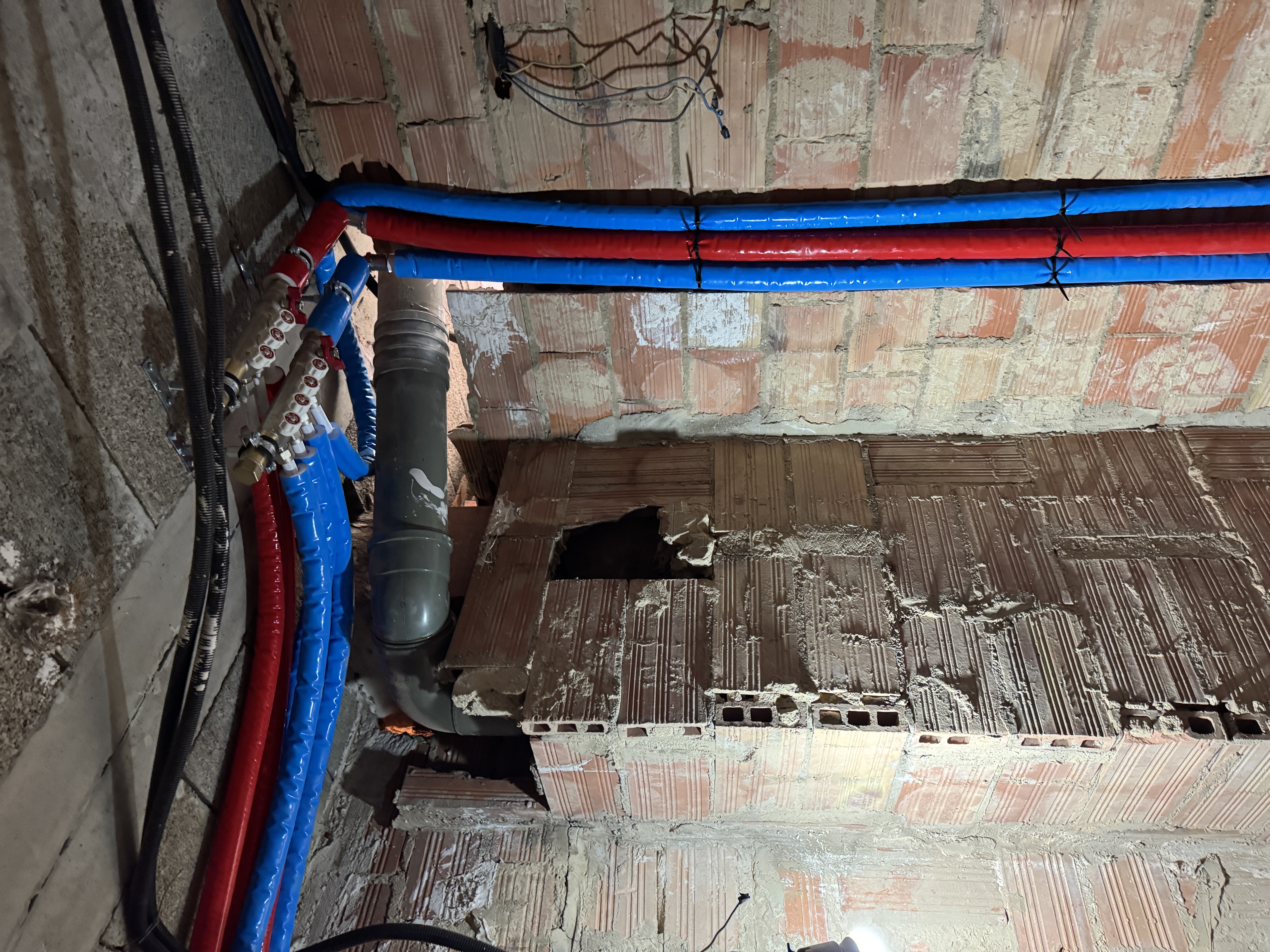 Instalación de tuberías de agua fría y caliente en reforma