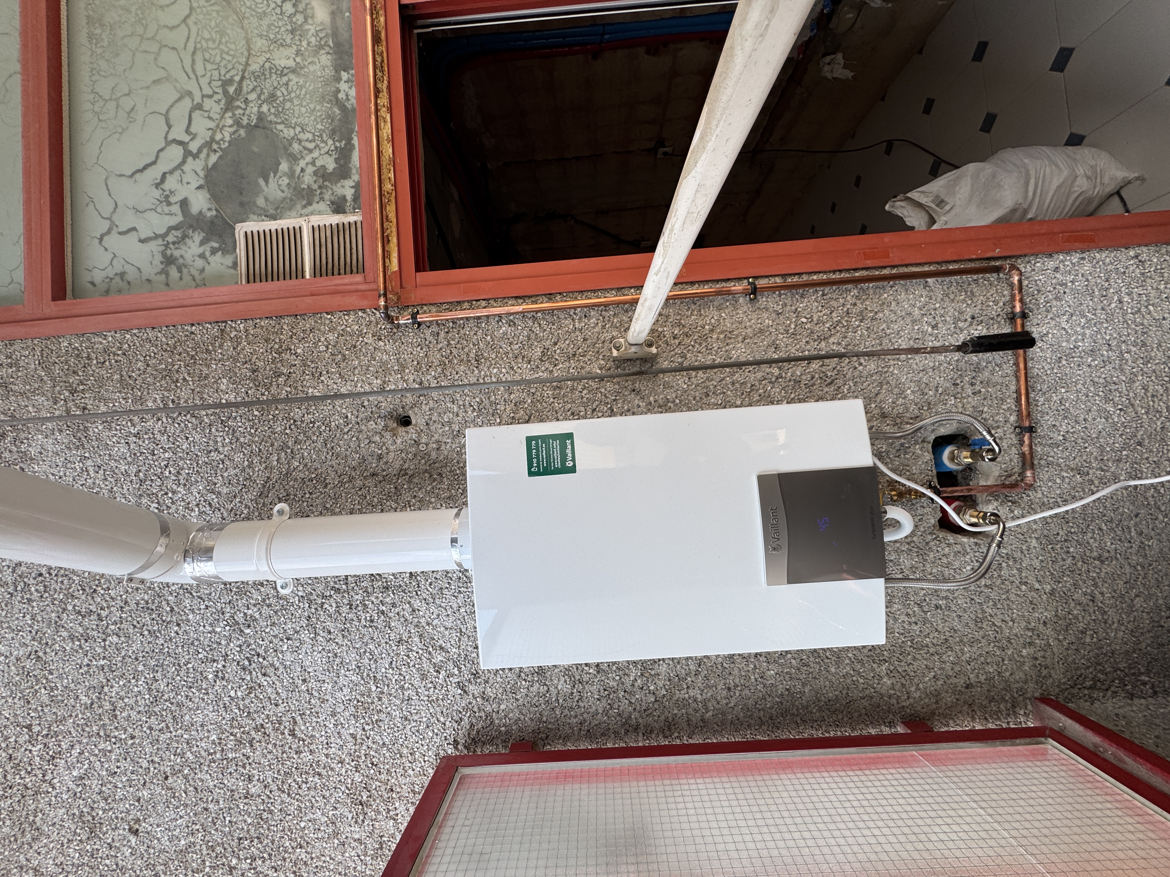 Instalación de caldera Vaillant con conexión de tuberías