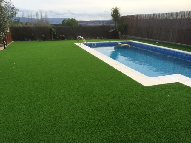 piscina con solarium de cesped artificial