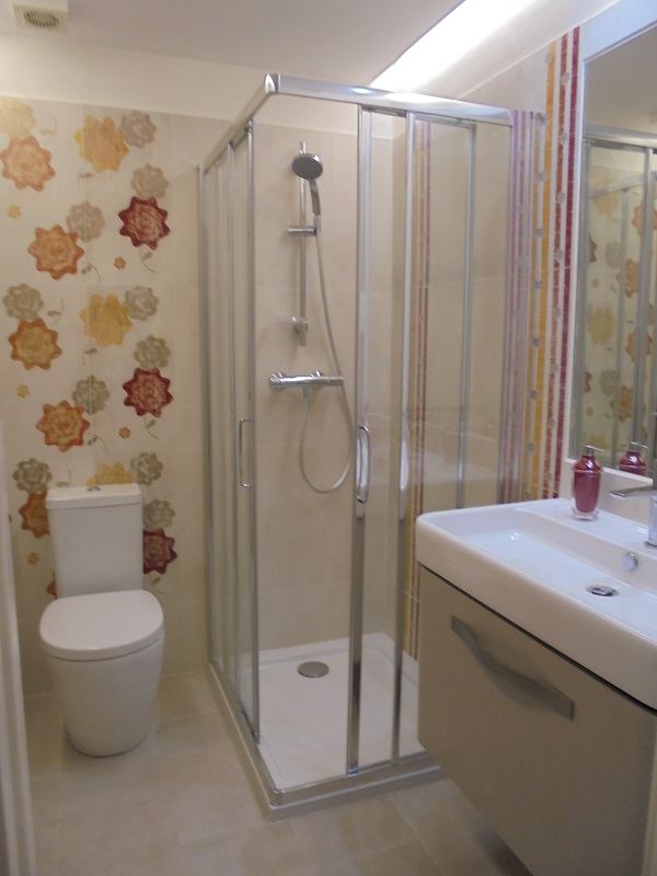 Baño pequeño con mueble