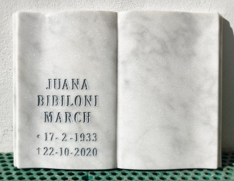 Libro de mármol blanco con Inscripción.