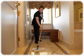 limpiando piso