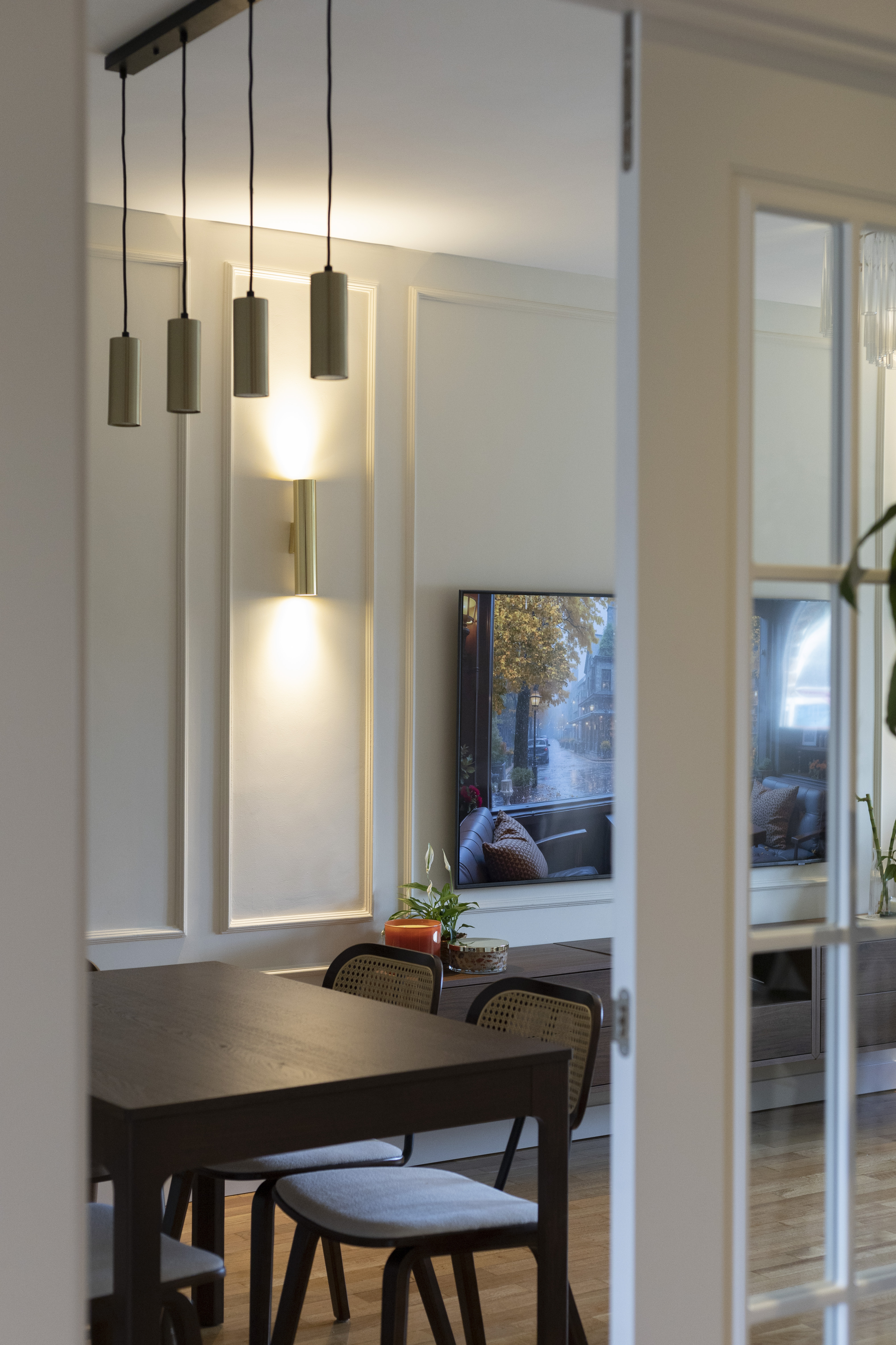 Diseño de salón luminoso y acogedor