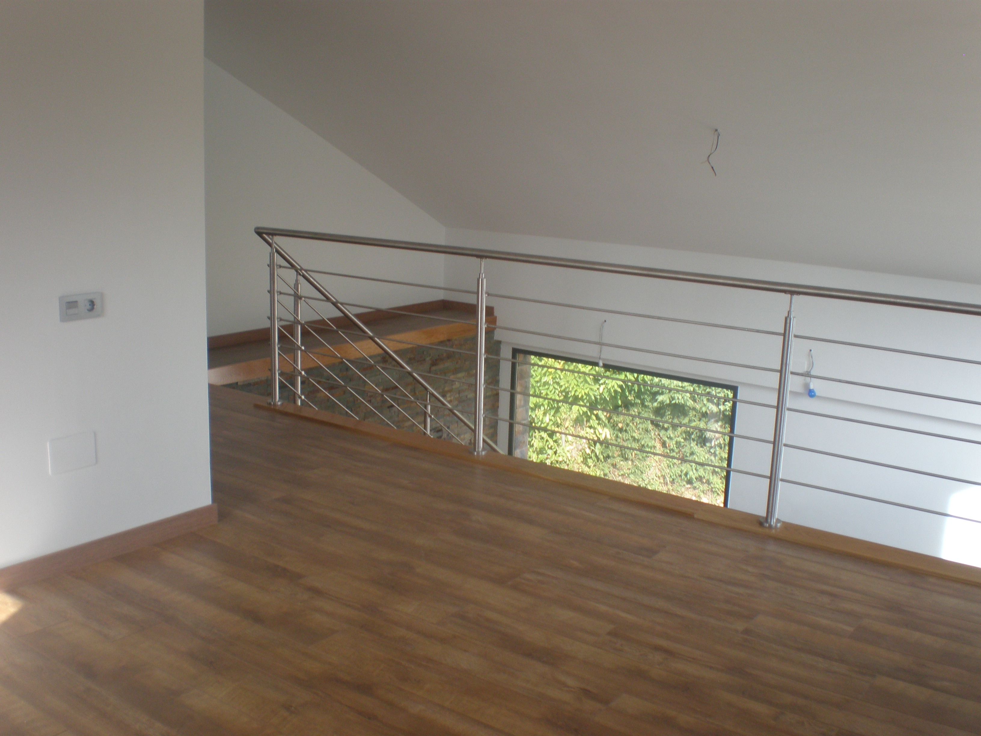 Parquet y pintura en habitación.