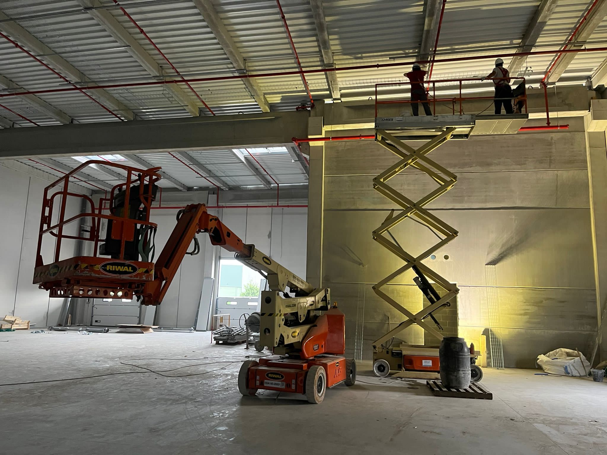 Trabajos de paso de instalaciones en una nave industrial
