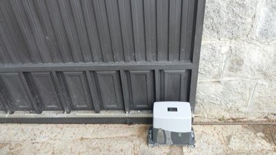 PUERTA SECCIONAL DE FORJA AUTOMATIZADA