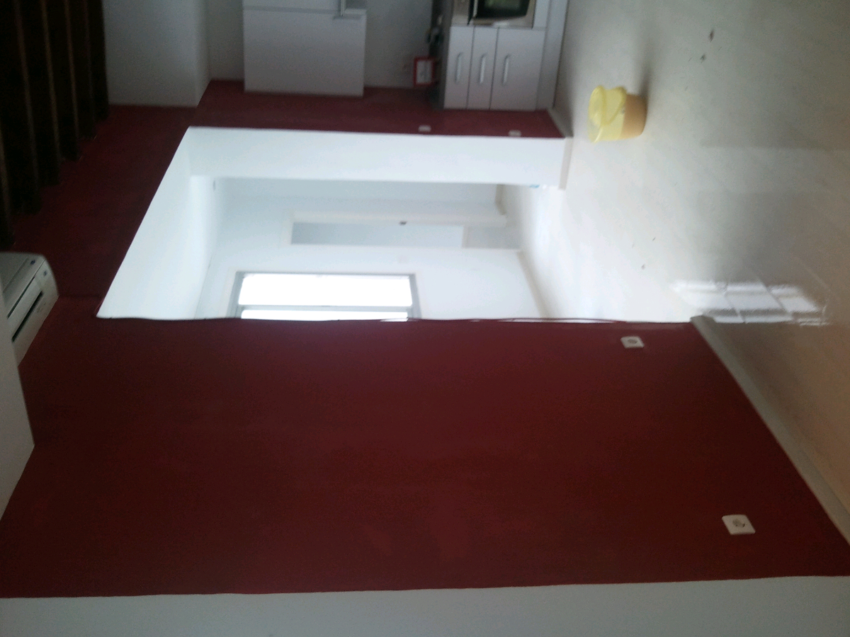 Tarima flotante y pintura.