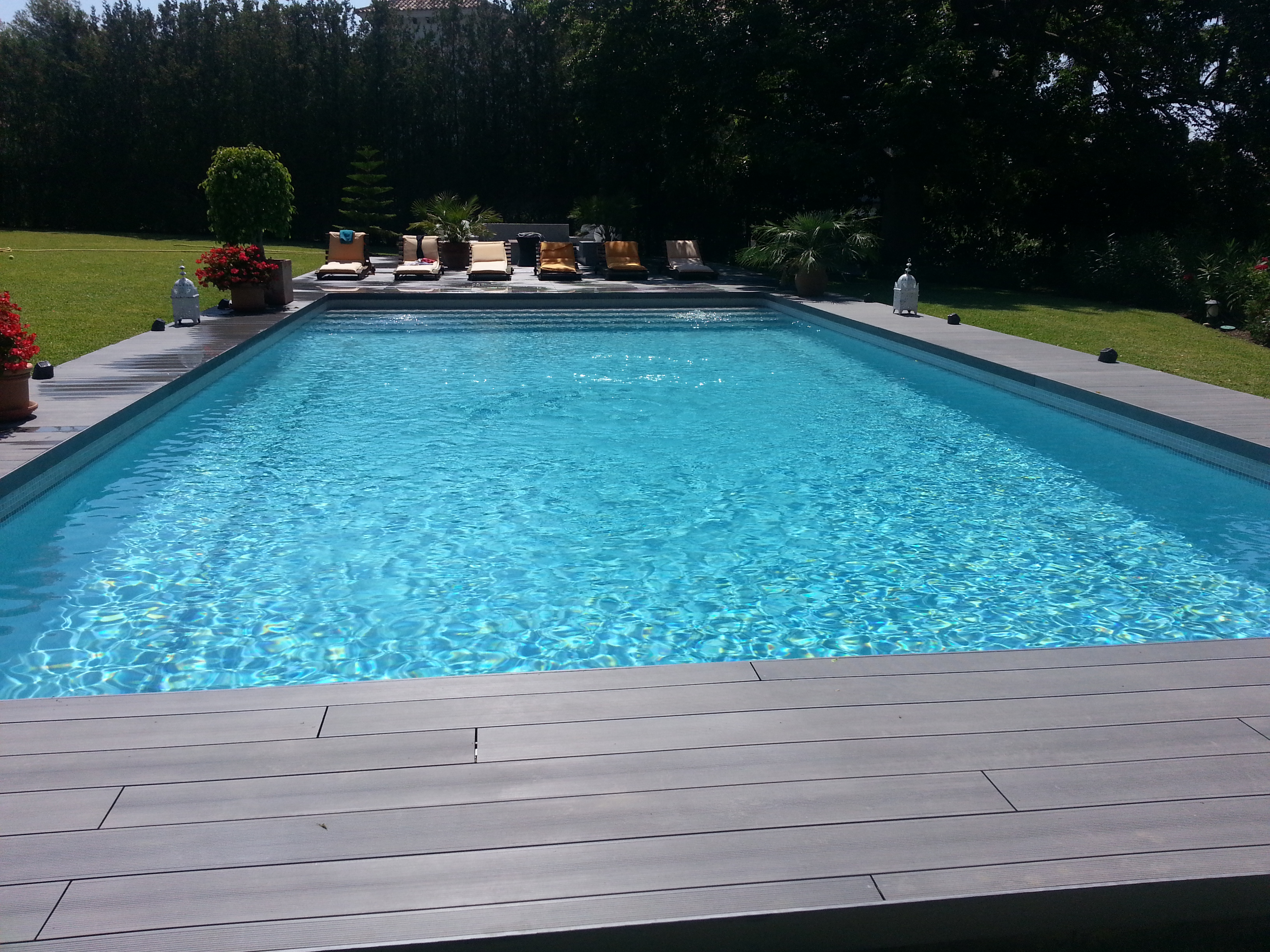 piscina con solarium de tarima sintética