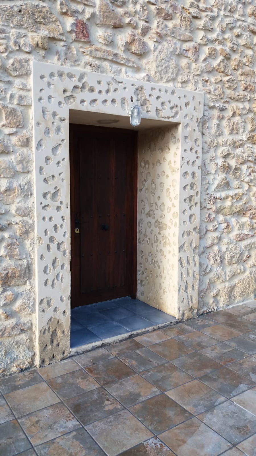 Entrada vivienda en piedra.