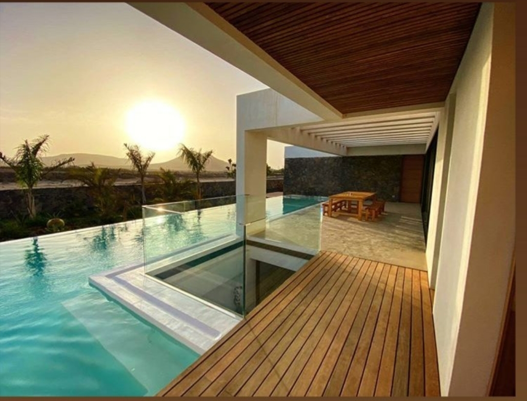 Piscina, comedor y patio ingles