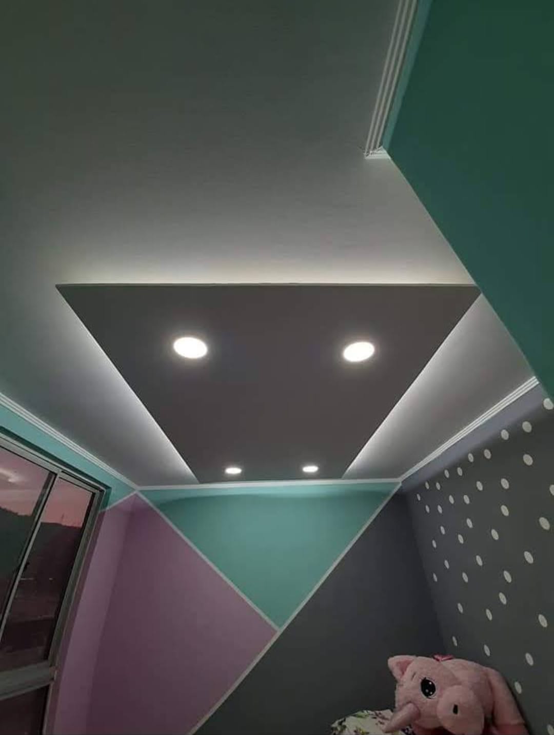 Cielo raso moderno con iluminación LED indirecta