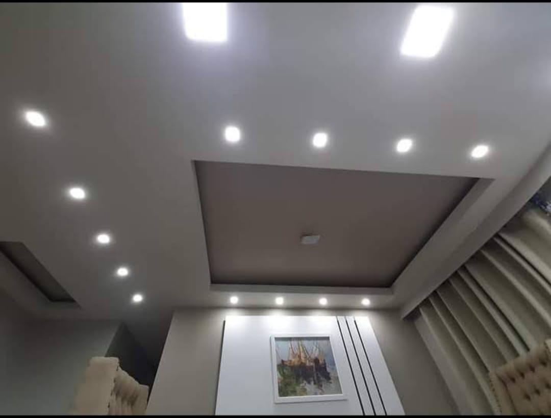 Diseño moderno de cielo raso con iluminación LED empotrada
