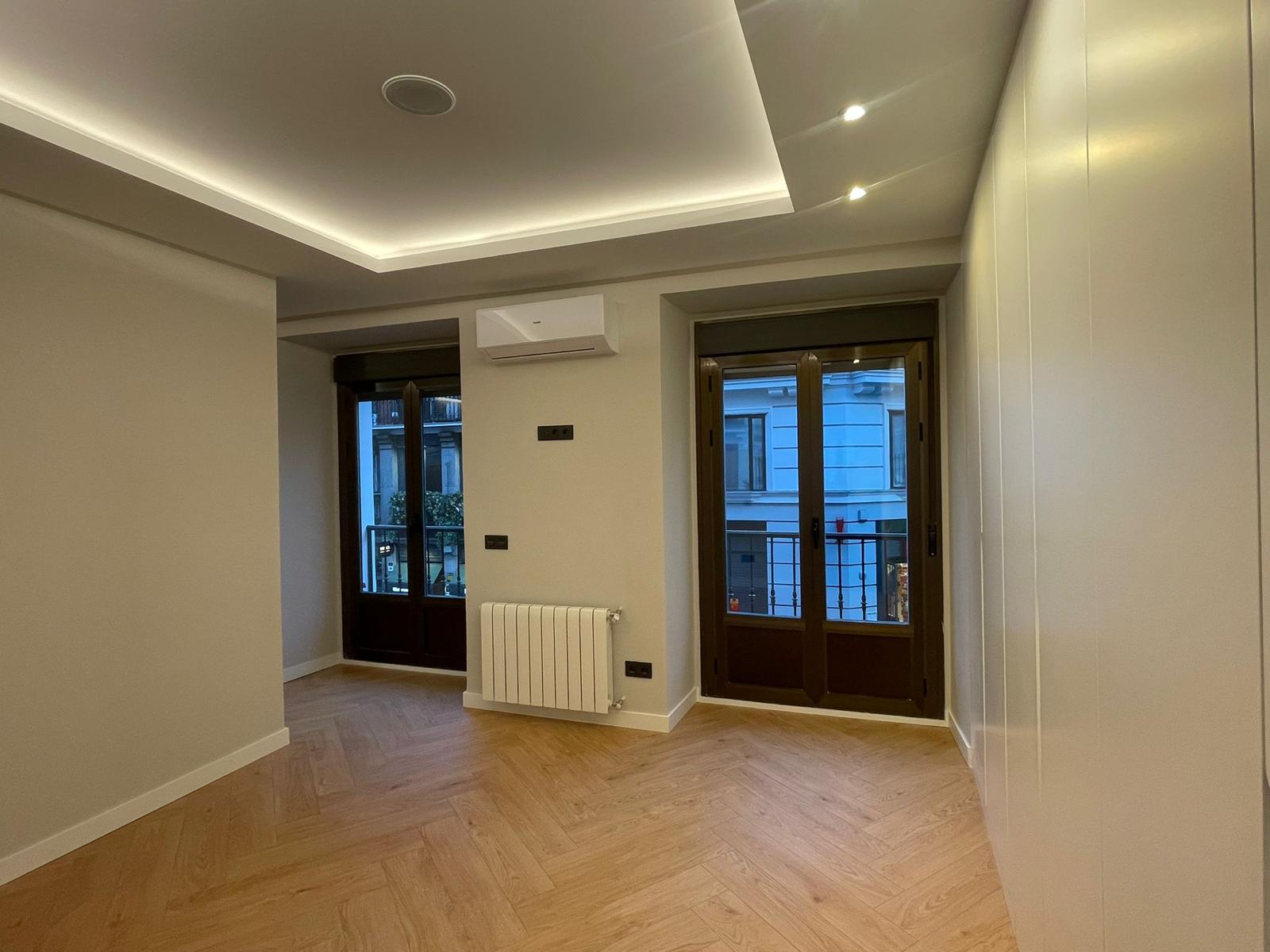 Dormitorio principal: luz natural y confort térmico