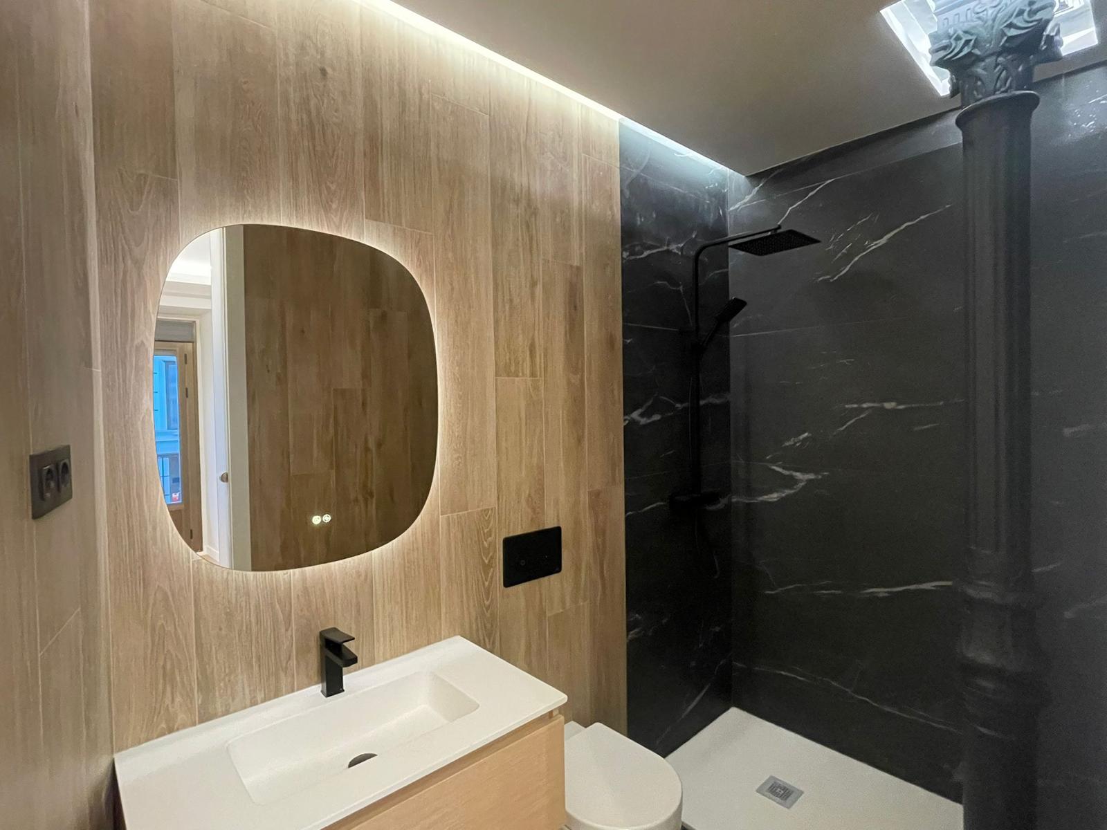 Baño con columna en la ducha