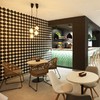 Pintar en negro y oscurecer un escenario de 112 m2