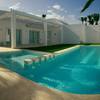 Piscina tipo lago con revestimiento: baldosas de gres