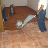 Instalación de pavimento cerámico en el suelo interior y exterior