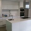Cocina completa moderna con isla desayunador