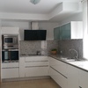 Cocina con tirador gola en el mueble