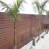 Barbacoa techada y trastero de obra en jardin vivienda