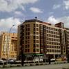 Reforma vivienda con suelo continuo blanco